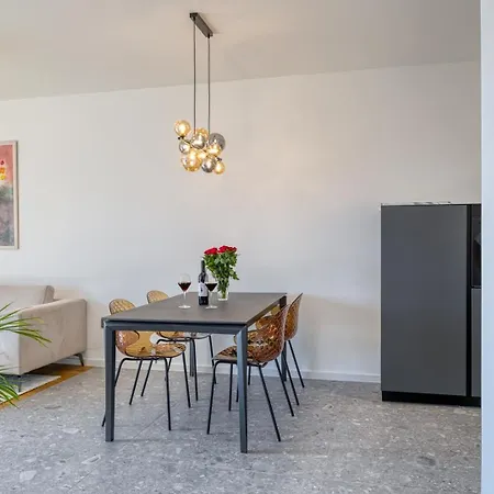 New Modern Mima Pula