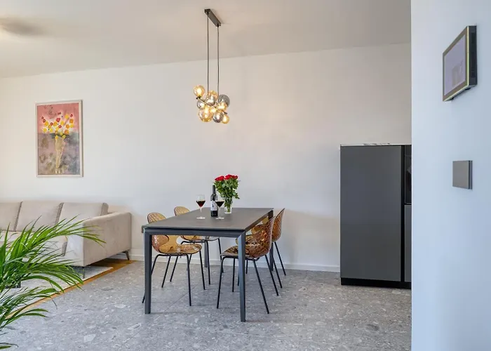 New Modern Mima Pula